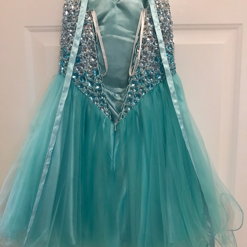 Wore once! Great for a sweet 16, Prom or Mitzvah